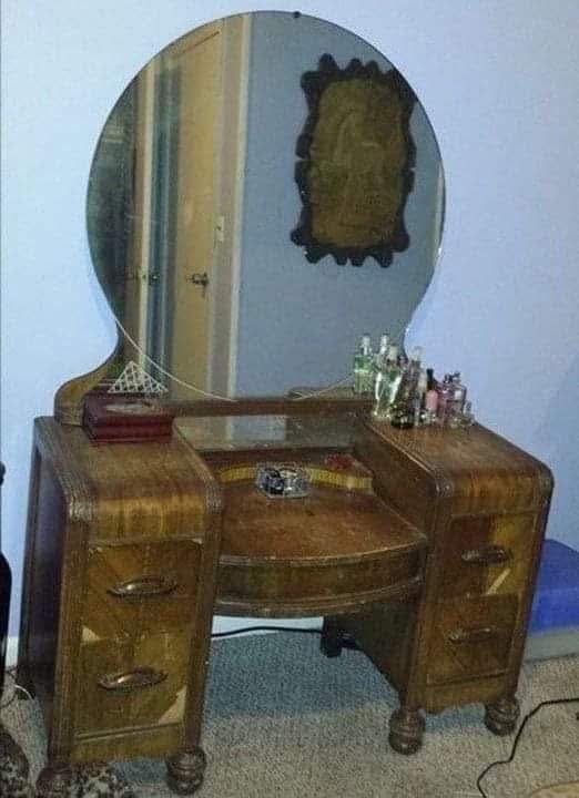 Giving a 1942 Vanity Table a New Life: I found this vanity on a local barter and trade site for $50. I’ve been looking for a vanity for a long time and bought F.I.N.A.L Result in first (c.o.m.m.e.n.t )