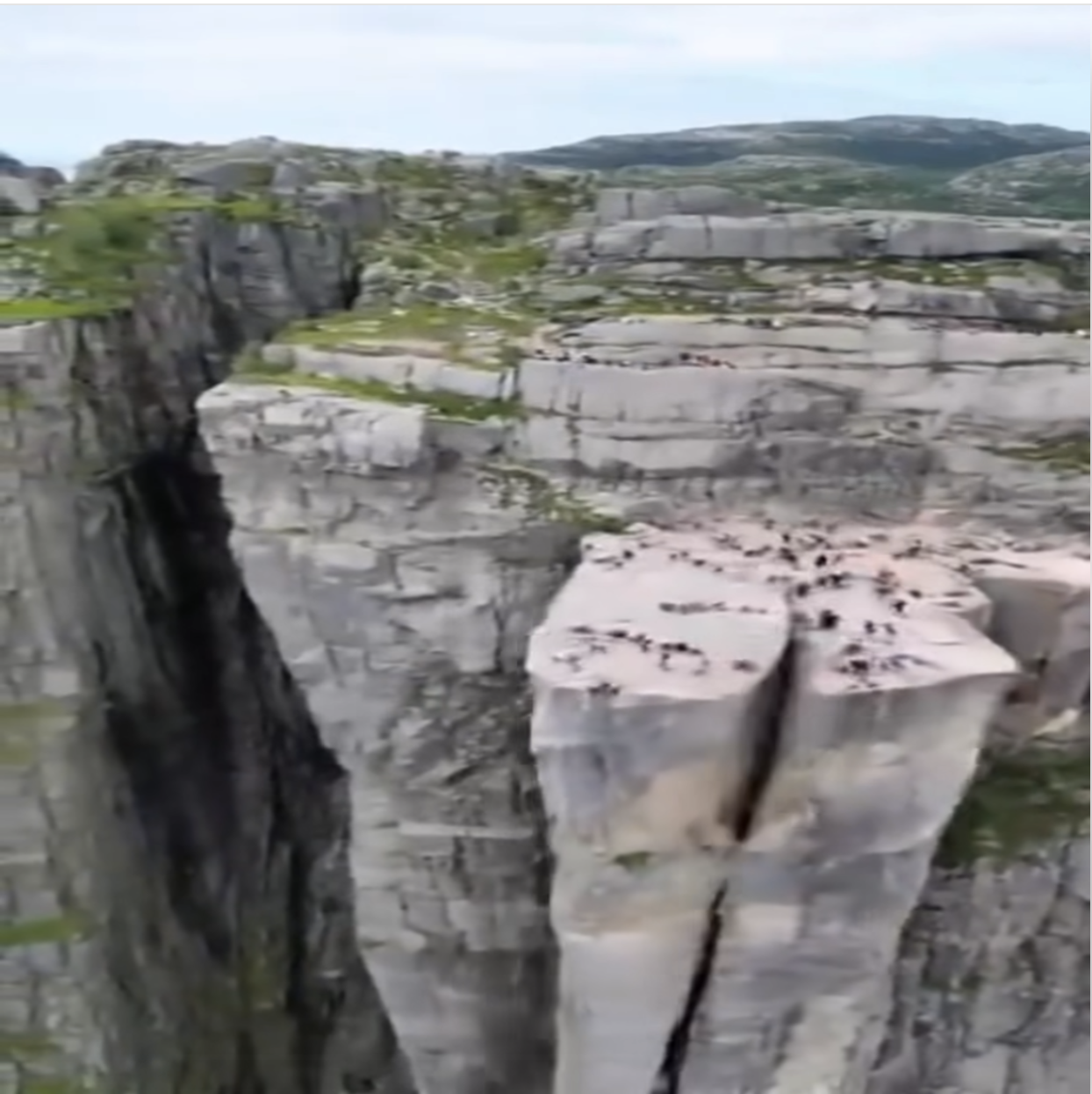 The stone observation deck collapses right during the earthquake – people are in a panic