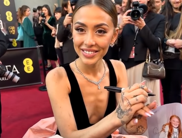 Ariana Grande signing fans pictures at the BAFTA’s – and everyone is saying the same thing